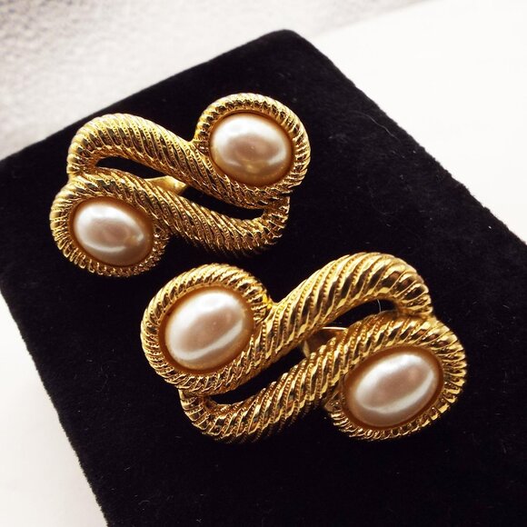 MONET GOLDEN ROPE "SS" W/ FAUX PERLS CLIP EARRINGS A - Picture 1 of 2